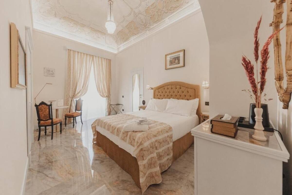 Habitación doble, balcón, vista parcial al mar | Sábanas italianas Frette, ropa de cama de alta calidad y edredón