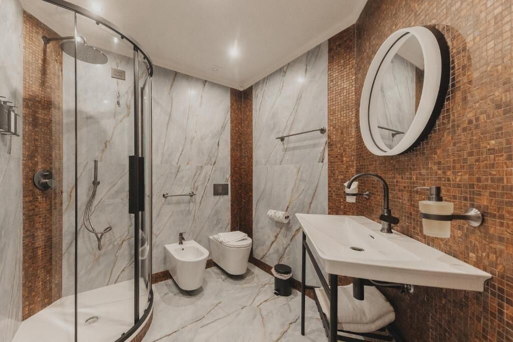 Deluxe-Doppelzimmer, Balkon, Stadtblick | Badezimmer | Hausschuhe