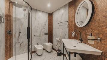 Deluxe-Doppelzimmer, Balkon, Stadtblick | Badezimmer | Hausschuhe