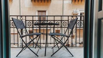 Doppia Deluxe, balcone, vista mare parziale | Balcone