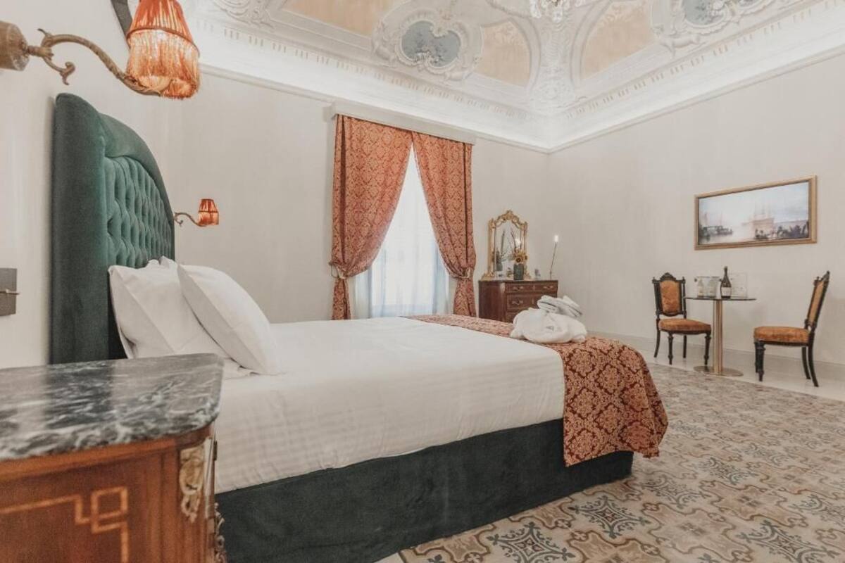 Suite superior, balcón, vista parcial al mar | Sábanas italianas Frette, ropa de cama de alta calidad y edredón