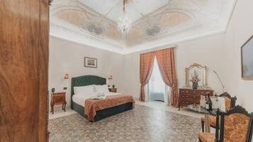 Superior-Doppelzimmer, Balkon, Stadtblick | Zimmersafe, schallisolierte Zimmer, Bügeleisen/Bügelbrett