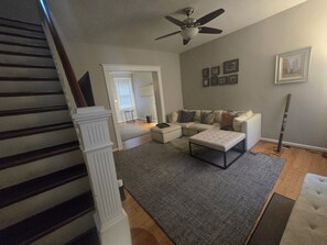 Living area - Awesome 2-bedroom townhome with AC 2 blocks from Johns Hopkins Bayview Hospital (Baltimore)