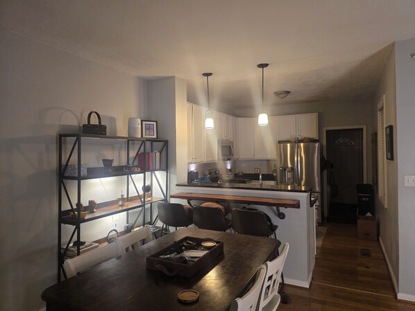 Dining - Awesome 2-bedroom townhome with AC 2 blocks from Johns Hopkins Bayview Hospital (Baltimore)