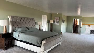 3 bedrooms, iron/ironing board, WiFi (free), bed sheets
