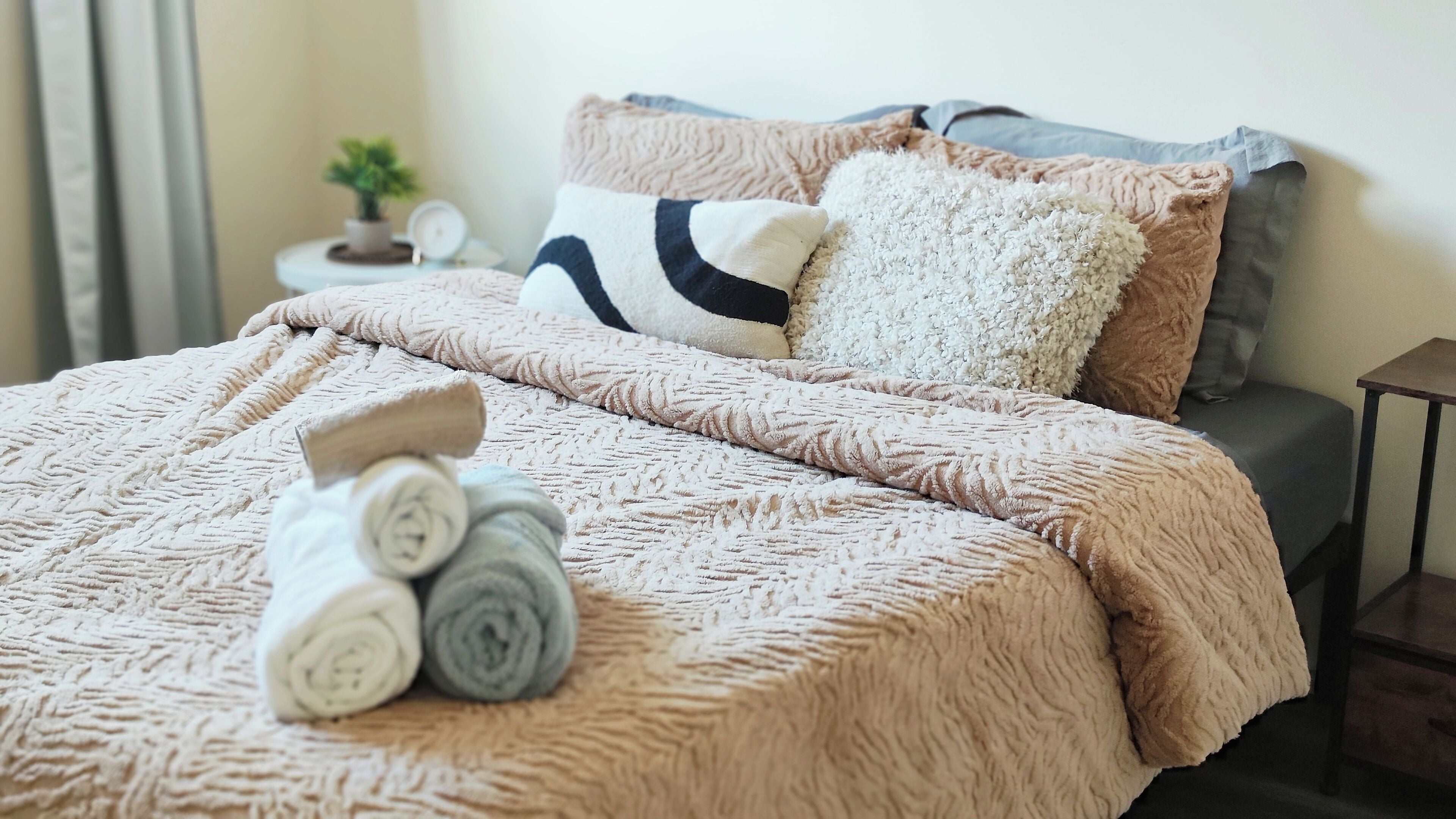 3 bedrooms, iron/ironing board, WiFi, bed sheets