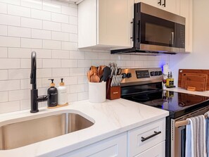 Private kitchen - Downtown Salem - Fireplace, Parking & Grill (Salem)