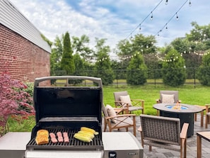 Outdoor dining - Downtown Salem - Fireplace, Parking & Grill (Salem)