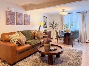 Living area - Downtown Salem - Fireplace, Parking & Grill (Salem)