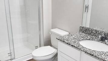 Haartrockner, Handtücher, Seife, Toilettenpapier
