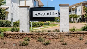 Placa de Rowandale, com um muro de tijolos e área ajardinada em frente.