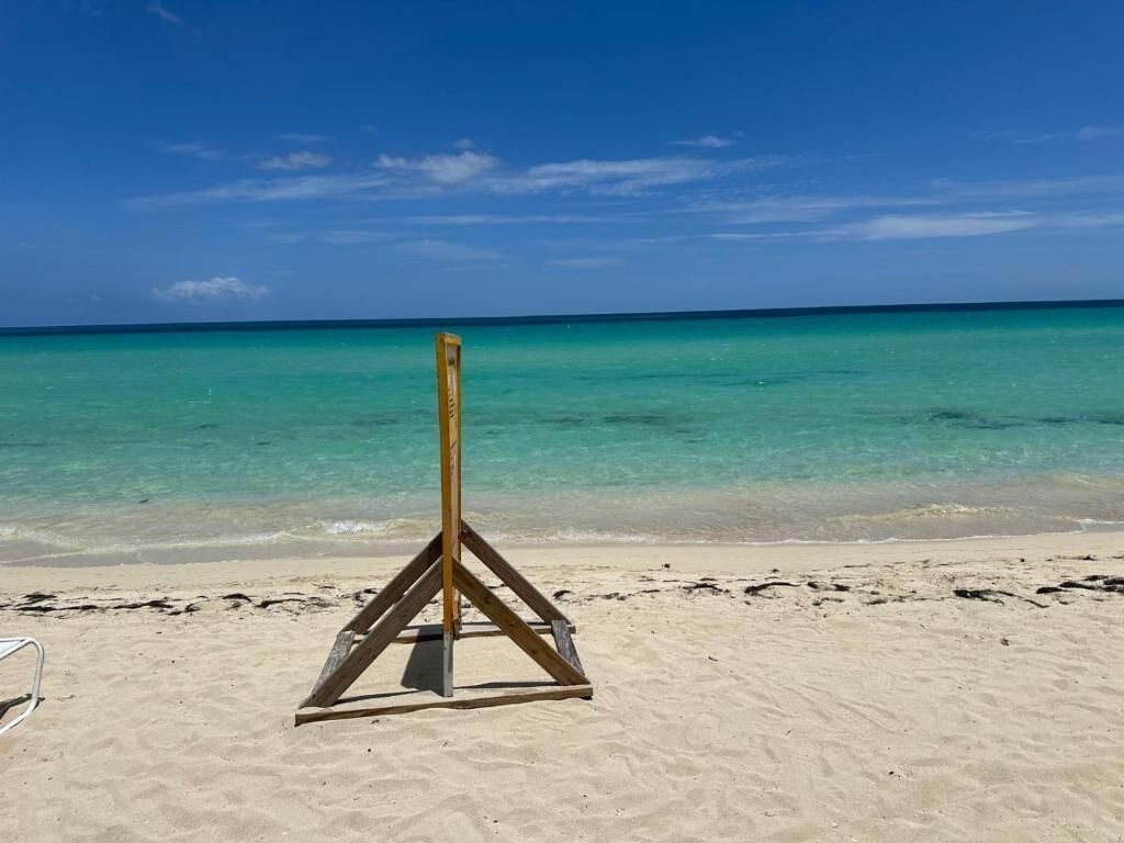 På stranden, hvidt sand, strandbarer
