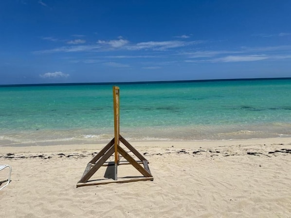 Trên bãi biển, cát trắng, quán bar trên bãi biển