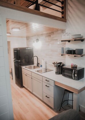 Fridge, coffee/tea maker, cookware/dishes/utensils - Cozy Tiny Home Getaway at Beaver Lake in Rogers (Rogers)
