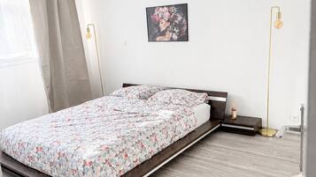 Tabla de planchar con plancha, wifi y ropa de cama