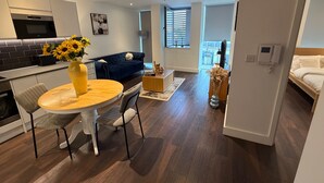 A modern apartment with a kitchen, dining area, and living room. - London Bliss Apartment - Cozy Stay With City Views (London)