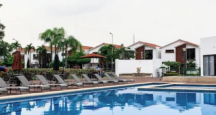 Family Home + BBQ + Hot Tub + Sports Court in the Common Area