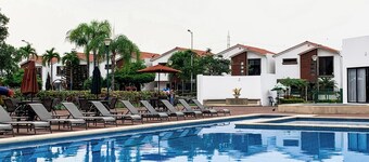 Family Home + BBQ + Hot Tub + Sports Court in the Common Area