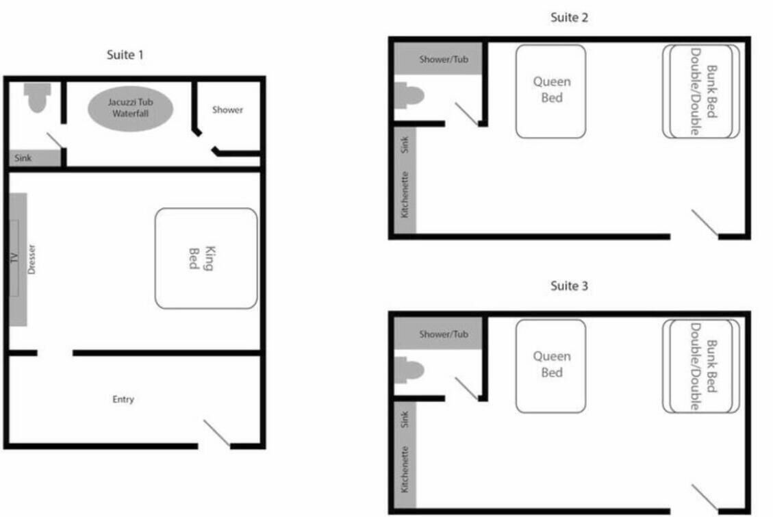 Plattegronden van drie hotel suites, elk met een badkamer, een queensize bed en twee eenpersoonsbedden.