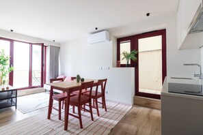 Coffee/tea maker, fridge, microwave, oven - Pópulo Studio by House and People (Braga)
