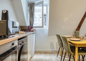 Kaffetrakter/tekoker, kjøleskap, mikrobølgeovn og ovn