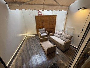 Living area - Luxury Garden Studio in Koukaki Prime Location (Athina)