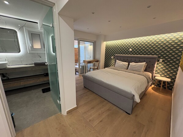 Iron/ironing board, WiFi - Luxury Garden Studio in Koukaki Prime Location (Athina)