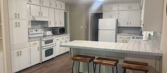 Spacious 3 bedroom 3 Bath & bonus room house in marvelous Springfield with AC