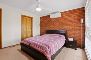 Iron/ironing board, WiFi, bed sheets - FernRest - East Gippslands’ Peaceful Getaway (Lakes Entrance)