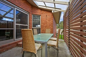Outdoor dining - FernRest - East Gippslands’ Peaceful Getaway (Lakes Entrance)