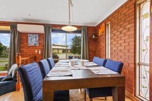 Dining - FernRest - East Gippslands’ Peaceful Getaway (Lakes Entrance)