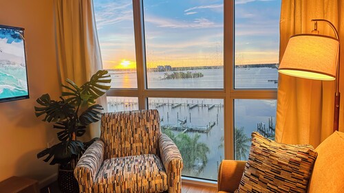 Lake views- Luxury 2BR-2BA - Pool - Walk to Downtown
