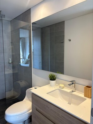 Een douche, een haardroger, handdoeken, zeep