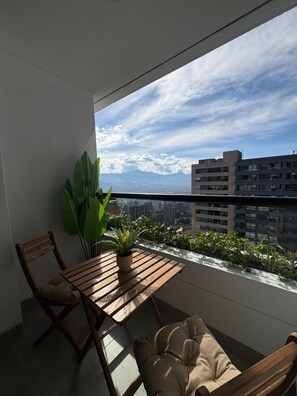 Outdoor dining - Modern Apartment in El Poblado | Excellent Location (Medellín)