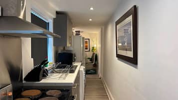 Full-size fridge, microwave, oven, stovetop