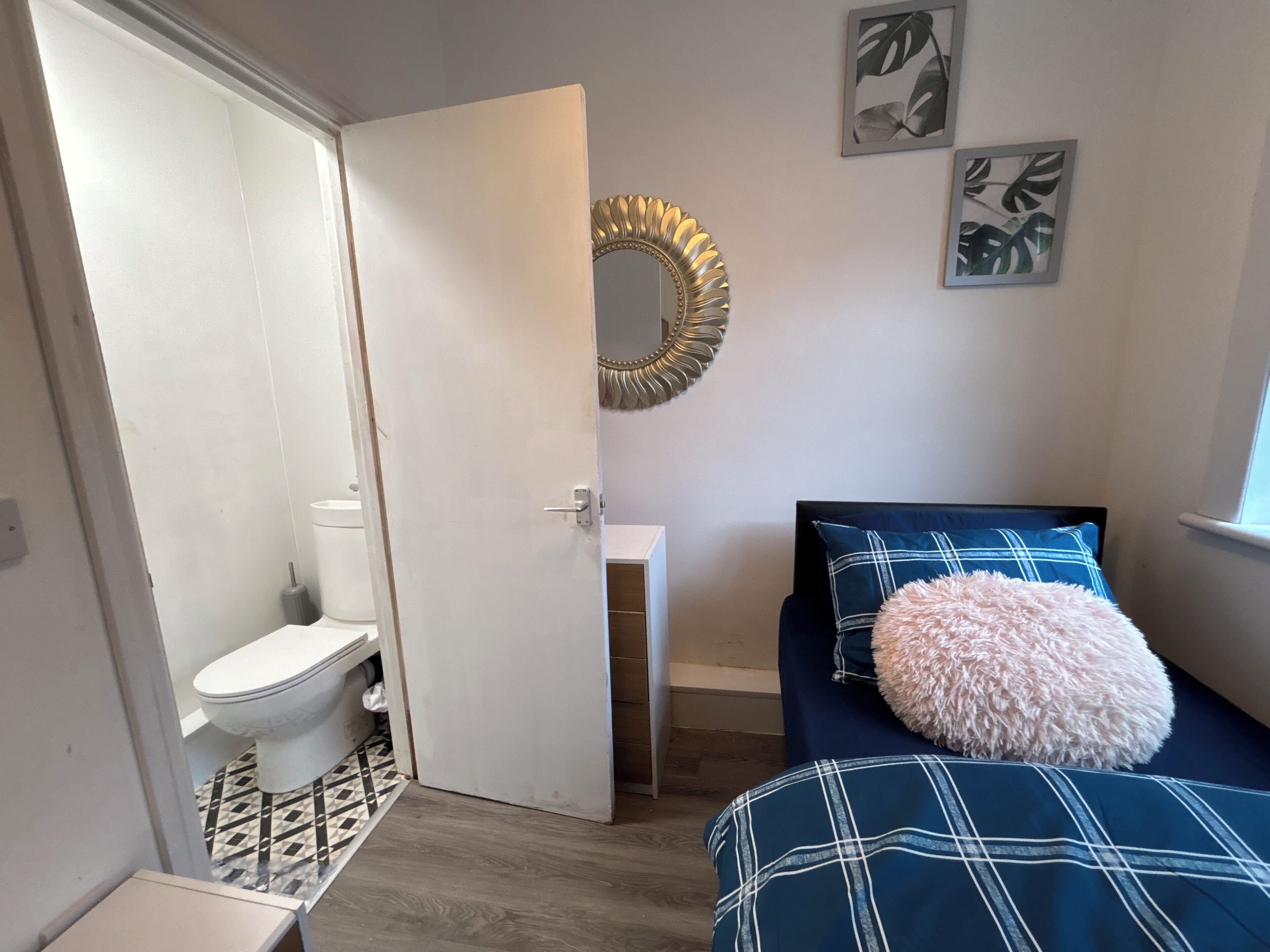 Klassieke kamer, uitzicht op de stad | Badkamer | Een douche, gratis toiletartikelen, handdoeken, zeep