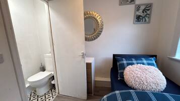 Klassieke kamer, uitzicht op de stad | Badkamer | Een douche, gratis toiletartikelen, handdoeken, zeep