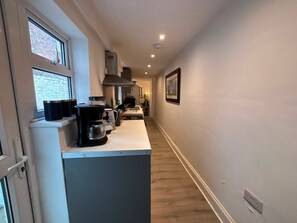 Full-size fridge, microwave, oven, stovetop - Middlesbrough Lodge (Middlesbrough)