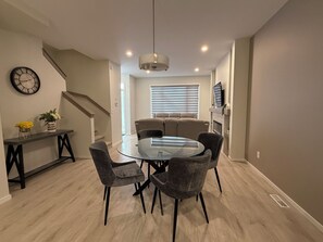 Dining - De Executive Luxury Home (Winnipeg)