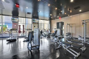 Fitness Center with a Pool View - Charming Studio | Ocean View, Waterfront & Resort 2609 (Hallandale Beach)