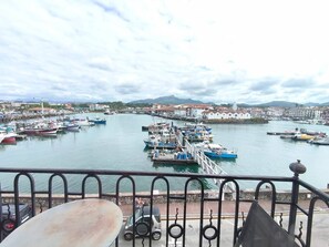 A marina with boats docked, a waterfront promenade, and buildings in the background. - SAINT-JEAN DE LUZ, CENTRE HISTORIQUE, QUAI DE L'INFANTE (ST JEAN DE LUZ)