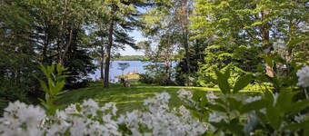 Vintage Lakehouse | WIFI | Parking | Waterfront | BBQ | Games | Private Dock