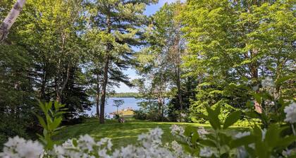 Vintage Lakehouse | WIFI | Parking | Waterfront | BBQ | Games | Private Dock