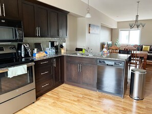 Private kitchen - Luxury 3beds 3bath condo(over 30D 10% discount) (Saskatoon)