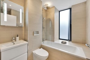 Towels, toilet paper - Spacious 2 bed Apartment (ground floor) in Lambeth with parking (London)