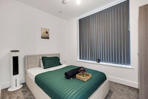 2 bedrooms, iron/ironing board, bed sheets - Spacious 2 bed Apartment (ground floor) in Lambeth with parking (London)
