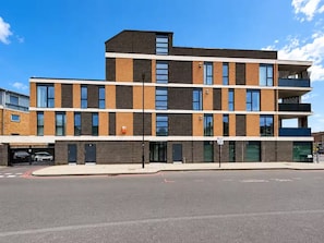 Exterior - Spacious 2 bed Apartment (ground floor) in Lambeth with parking (London)