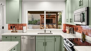 Private kitchen - Kierland Villa – Steps to Golf, Shops & Dining (Scottsdale)