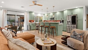 Living area - Kierland Villa – Steps to Golf, Shops & Dining (Scottsdale)