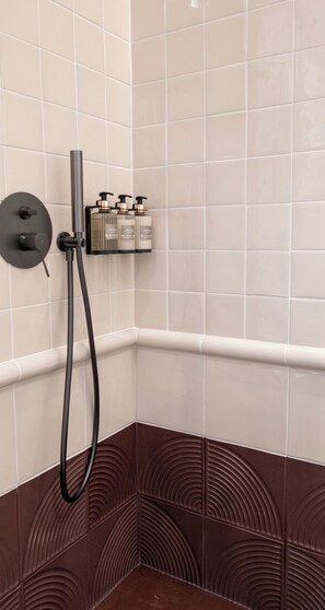 Hair dryer, towels, soap, toilet paper - Cosy Studio | Custom Tiles & Balcony · Leiria (Leiria)